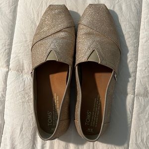 Womens gold sparkle flat Toms